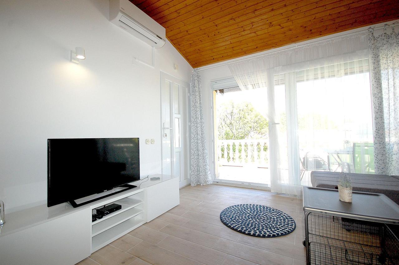 Apartment Bedenikovic By El-Pi Tours Malinska Exterior photo